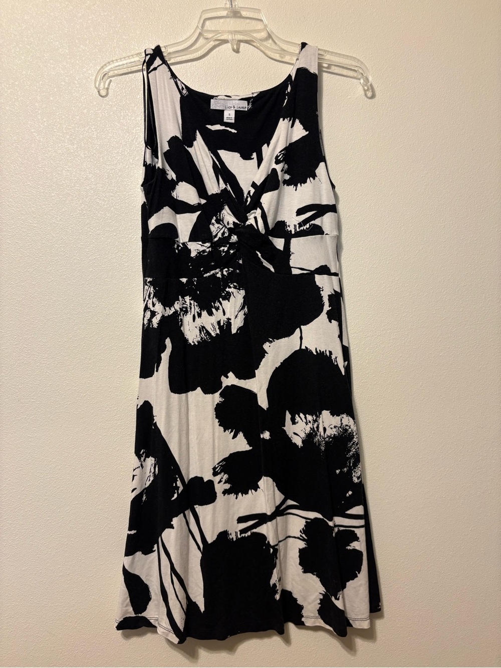 Lucy & Laurel Black and White Floral Twist-Front Sleeveless Dress